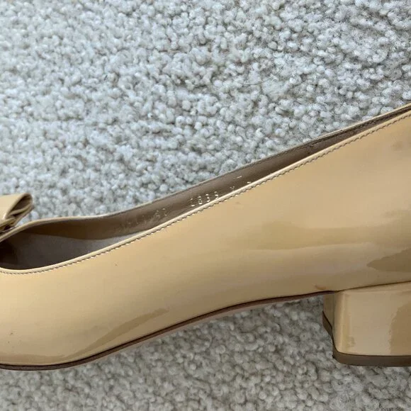 Salvatore Ferragamo Women Vara Pump  sz7.5B –Amaretti (Tan/Beige) Patent Leather - Picture 4 of 16